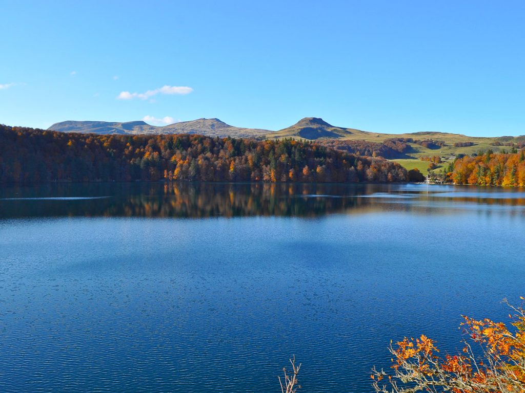 Le lac pavin en été et en juillet et en automne et à la toussaint