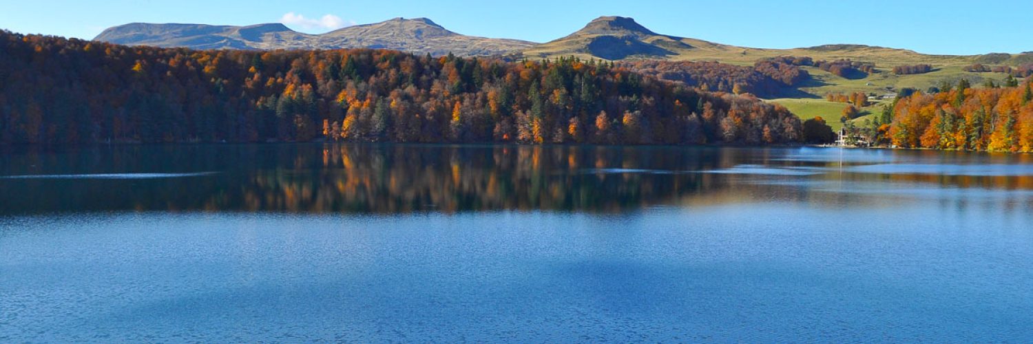 Le lac pavin en été et en juillet et en automne et à la toussaint