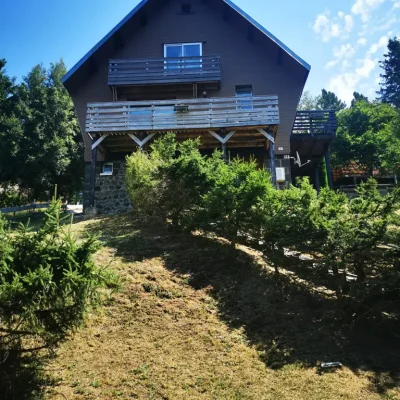 Vue face Chalet location super Besse